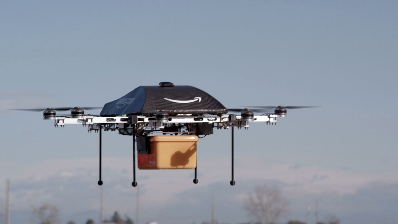 Drone realizando un transporte aéreo.
